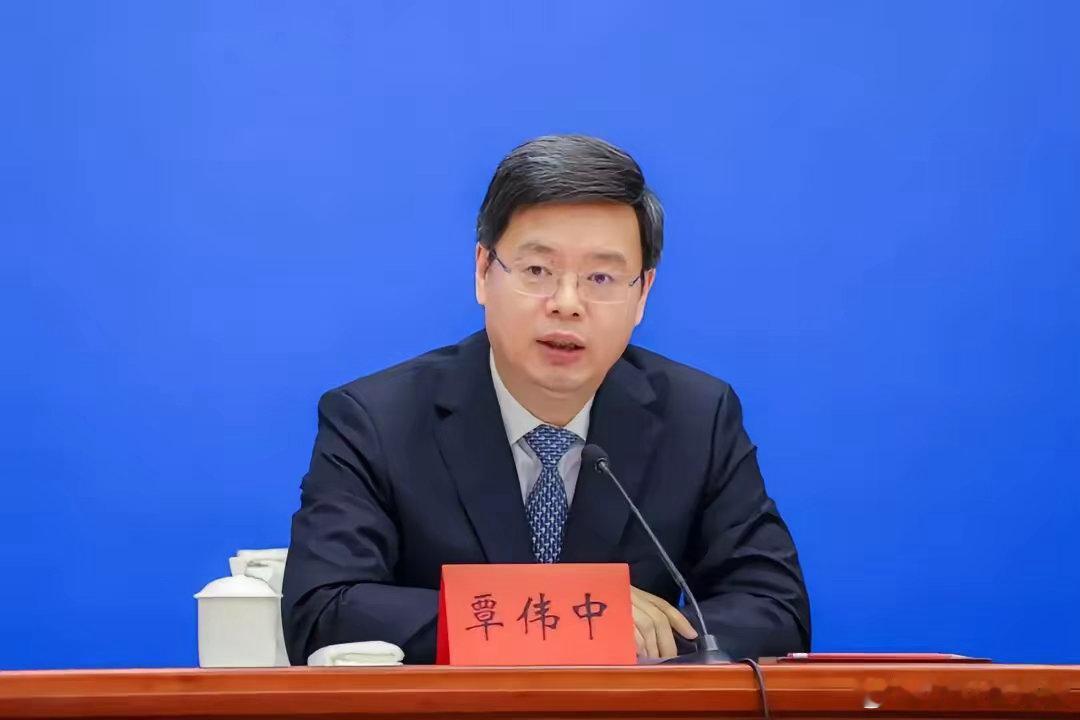 #覃伟中被查#革命先烈打下的江山，不能让这些蛀虫给毁了！重磅打虎，揪出害群之马，支持党中央！​