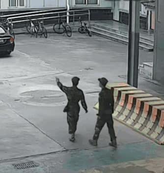 胆大包天!浙江金华,2名武警正巡逻,突然从街上传来呼救声,2人二话不说就冲了过去