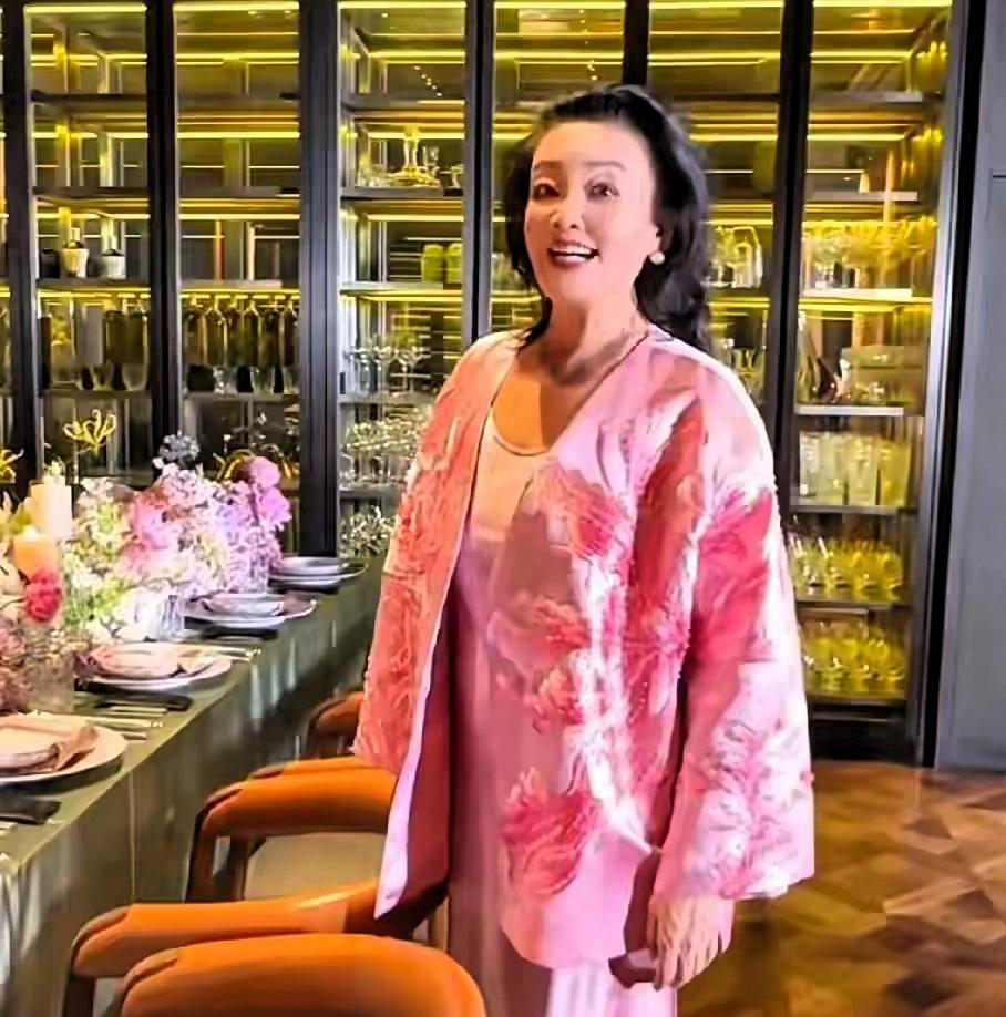 马筱梅抱子亮相百日宴，张兰笑开怀，汪大爷厚礼送孙6月6日，北京四合院，汪小