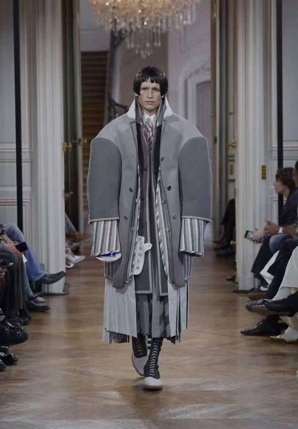 看吧，不止观众觉得设计师设计的衣服不好看就连试拍模特都是一脸生无可恋的表情