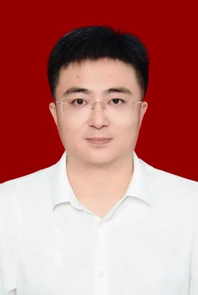 清华高材生、准85后，既有机关工作经验，又在基层主政多年，本来仕途大有可期的郑伟