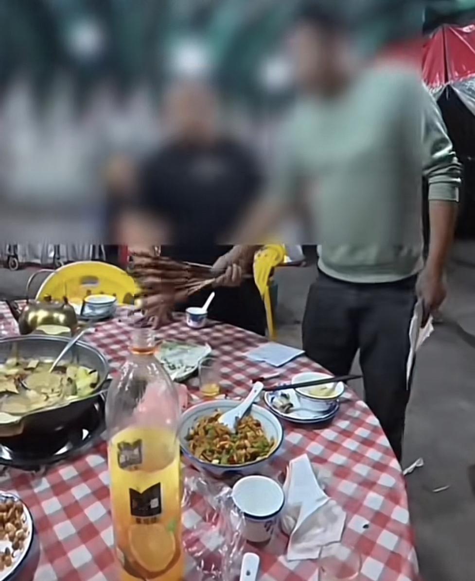 广东东莞厚街名城广场这家烧烤店，老板用猪肉冒充红柳枝羊肉，5.5元一串，当地人还