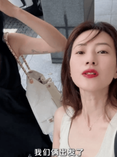 高圆圆吧唧就给了闺蜜一口高圆圆和闺蜜一起逛街，超可爱，接地气的真实友情