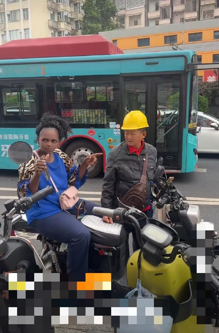 广东广州。黑妹要从越秀到花都，距离足足有30多公里，黑妹却只愿意给15块钱，摩的