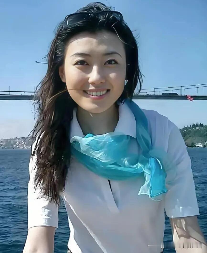 央视第一美女，果真是名不虚传啊。皮肤白气质更好，眼睛超大五官特别立体上镜，是标准