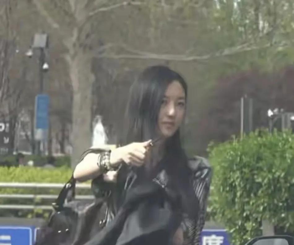 说句实话，李嫣打扮的那么精致去逛街，其实挺让人担忧的，因为王菲窦靖童都是艺术天分