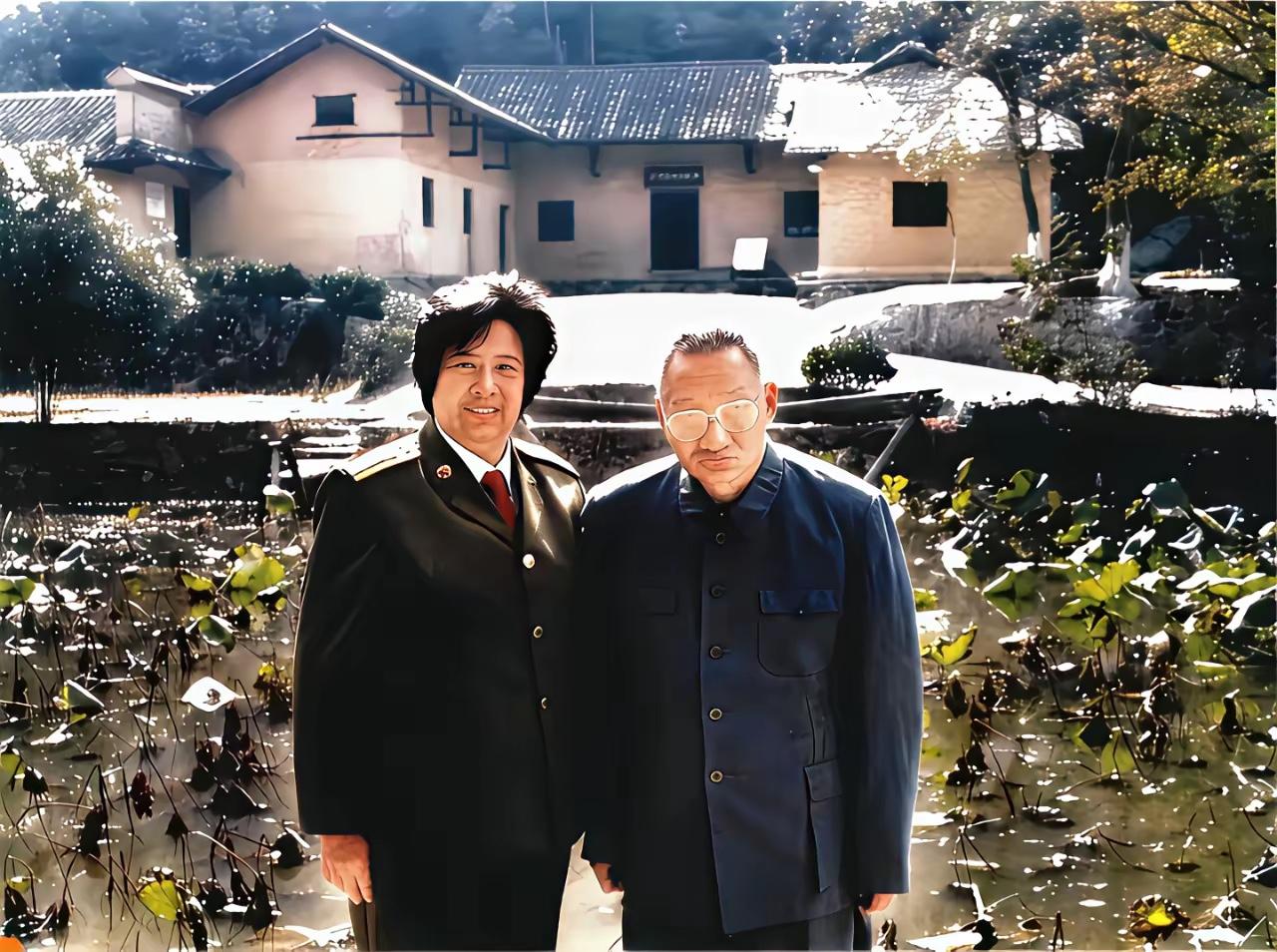 看到照片不由泪目！邵华和丈夫毛岸青来到毛主席故居留下的罕见留影，都看看吧，邵华英