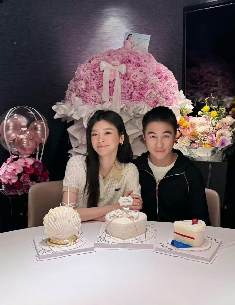 奚梦瑶37岁生日，何猷君陪着，还有俩孩子在身边，画面简简单单的，挺有烟火气，