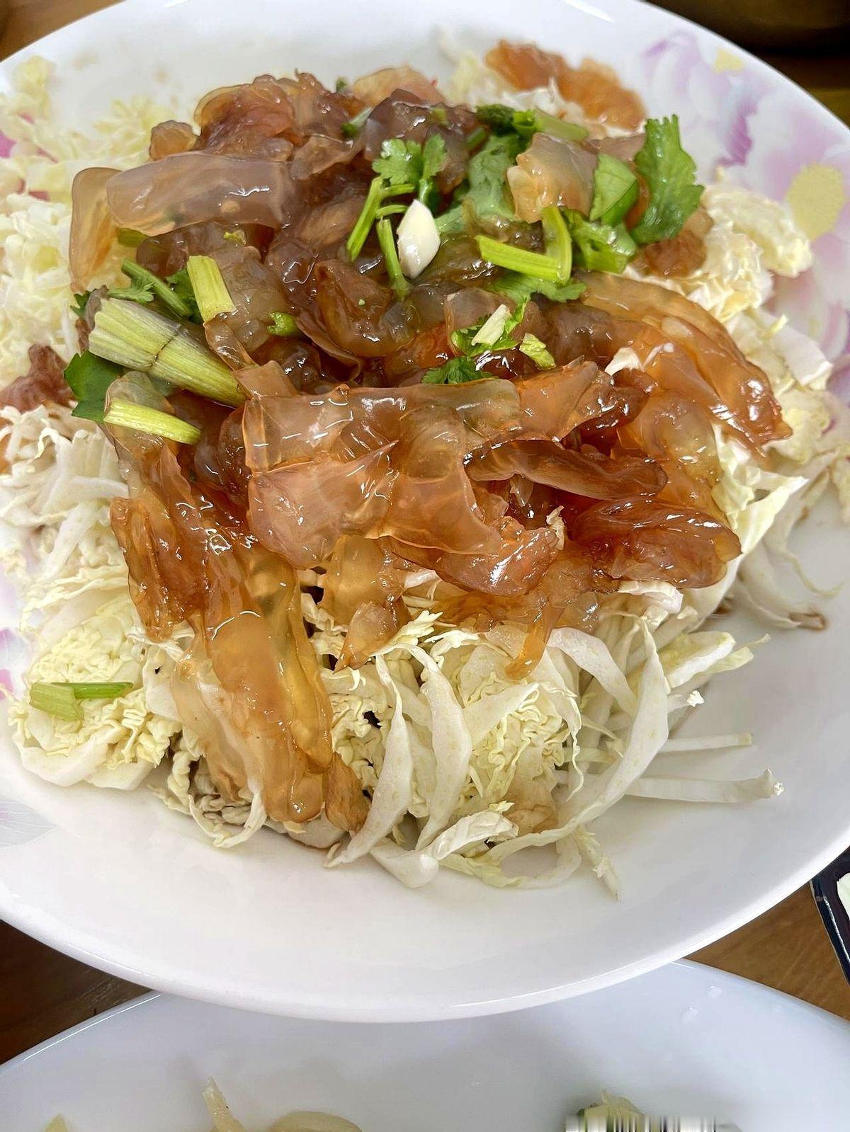 一道菜，足以引发一场家庭内部的“路线斗争”。主角：凉拌海蜇头。我爸，总指挥兼