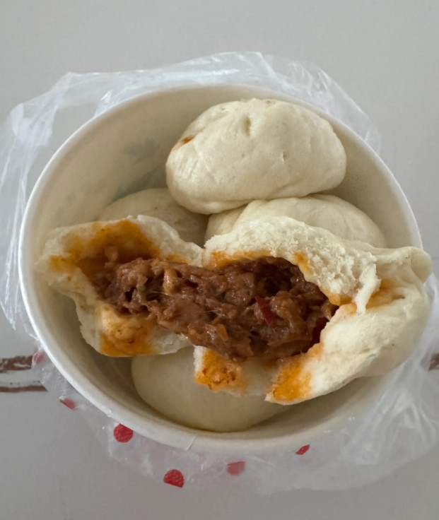 早上出去买了一袋小笼包，回来拿起一个包子咬一口，发现包子皮是热的，包子肉馅是生的
