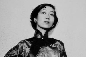 1956年，吃下堕胎药的张爱玲，在床上疼的直打滚。突然，孩子掉下来，她长舒一口气