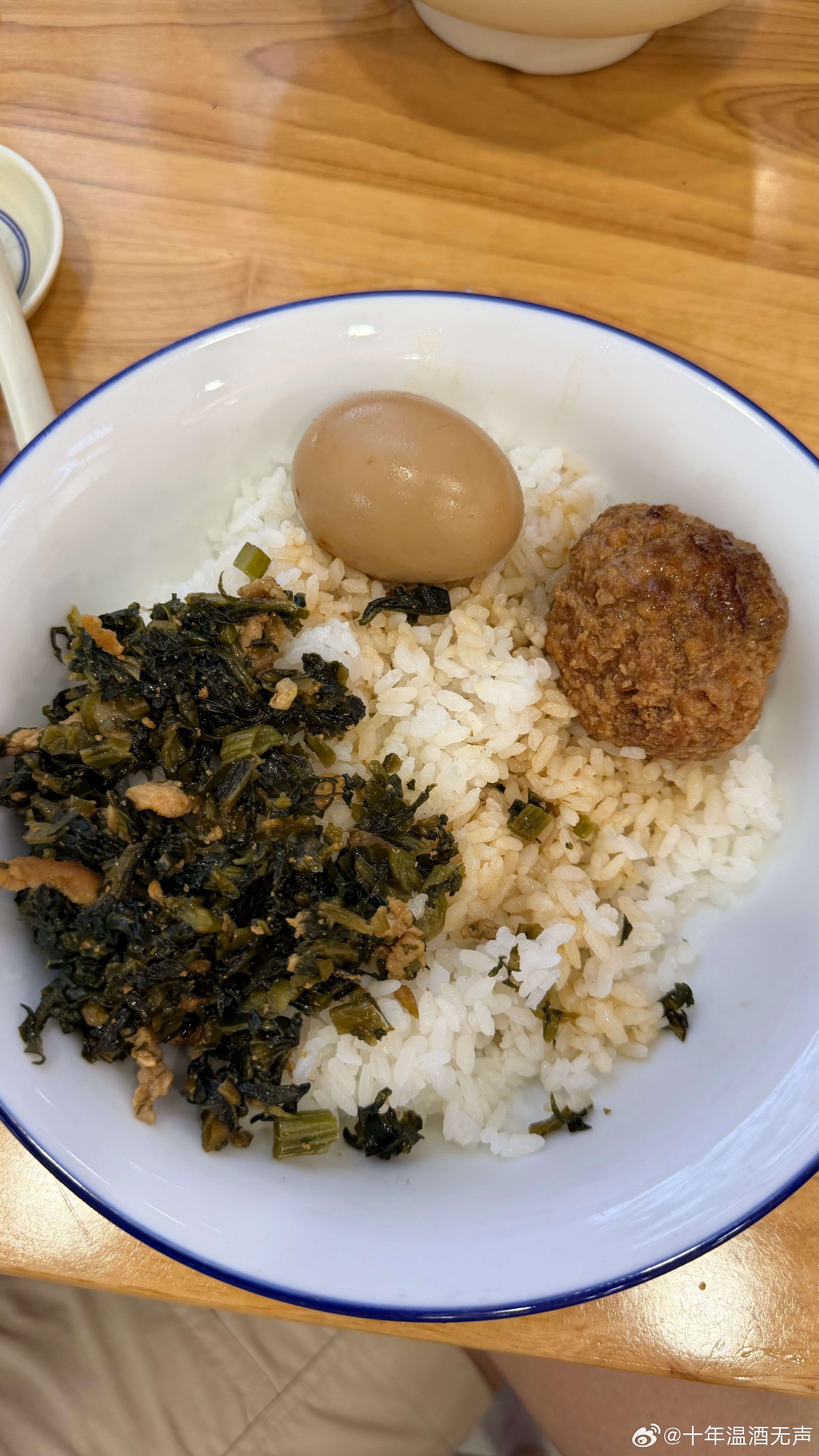 藏海传我勒个豆，进一家店，太饿了，我说点个盖浇饭吃吃。点了个狮子头盖浇饭，等了