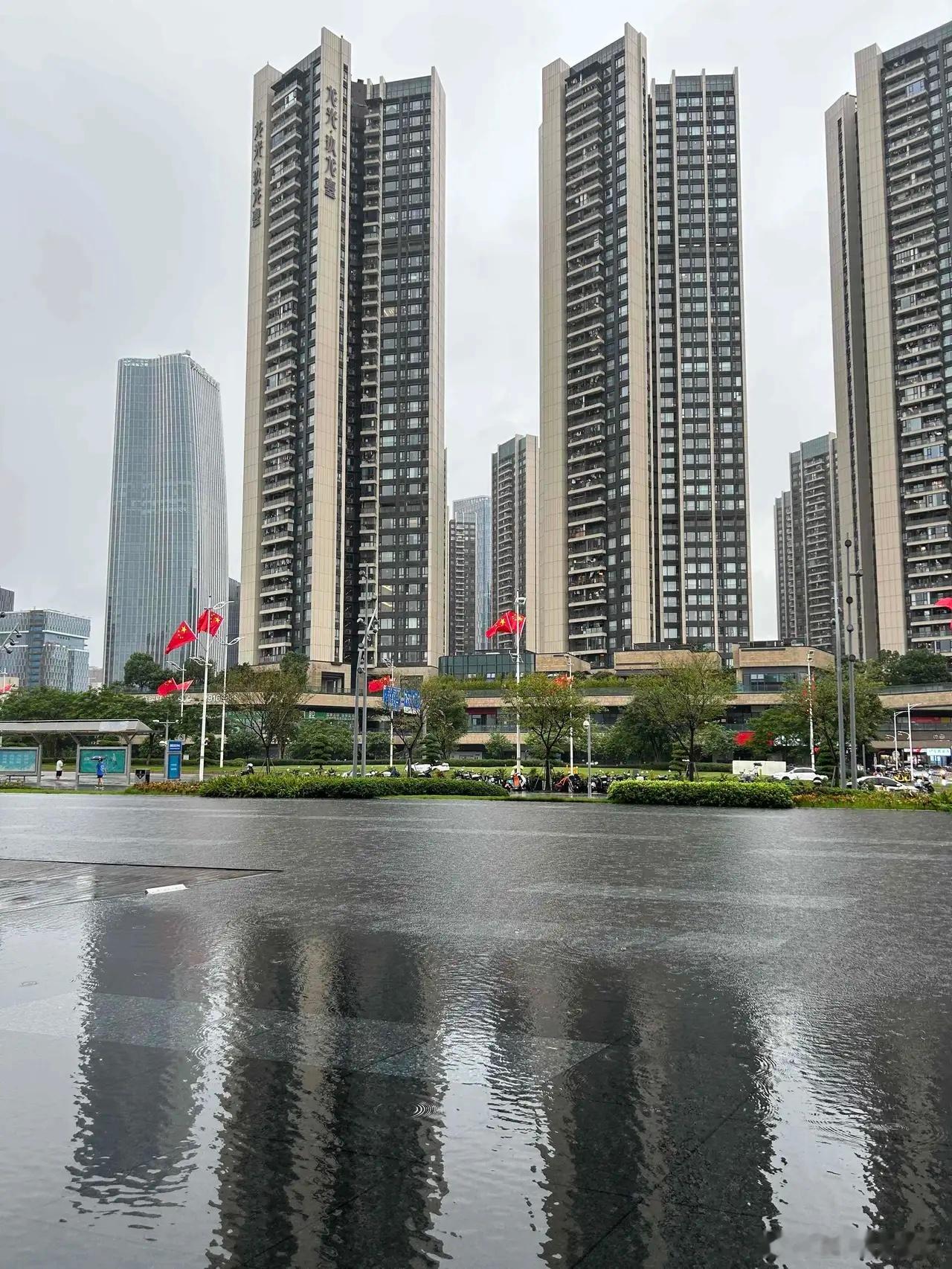 我有一个朋友股市挣了130多万工资攒了80多万手里有这么多钱按说不少人第一件事就