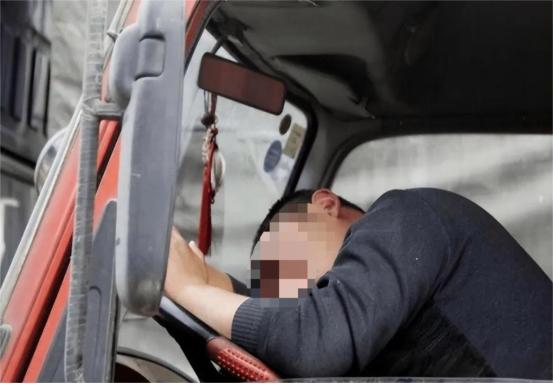 四川眉山，物流公司司机因为工作2天2夜没回家，凌晨3点多完成运输任务便立即回家，