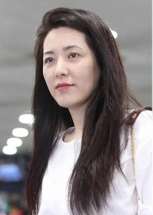 真的被曾黎和她工作室的操作笑死了！请问这些徽章是金子做的吗？工作人员偷窃还打