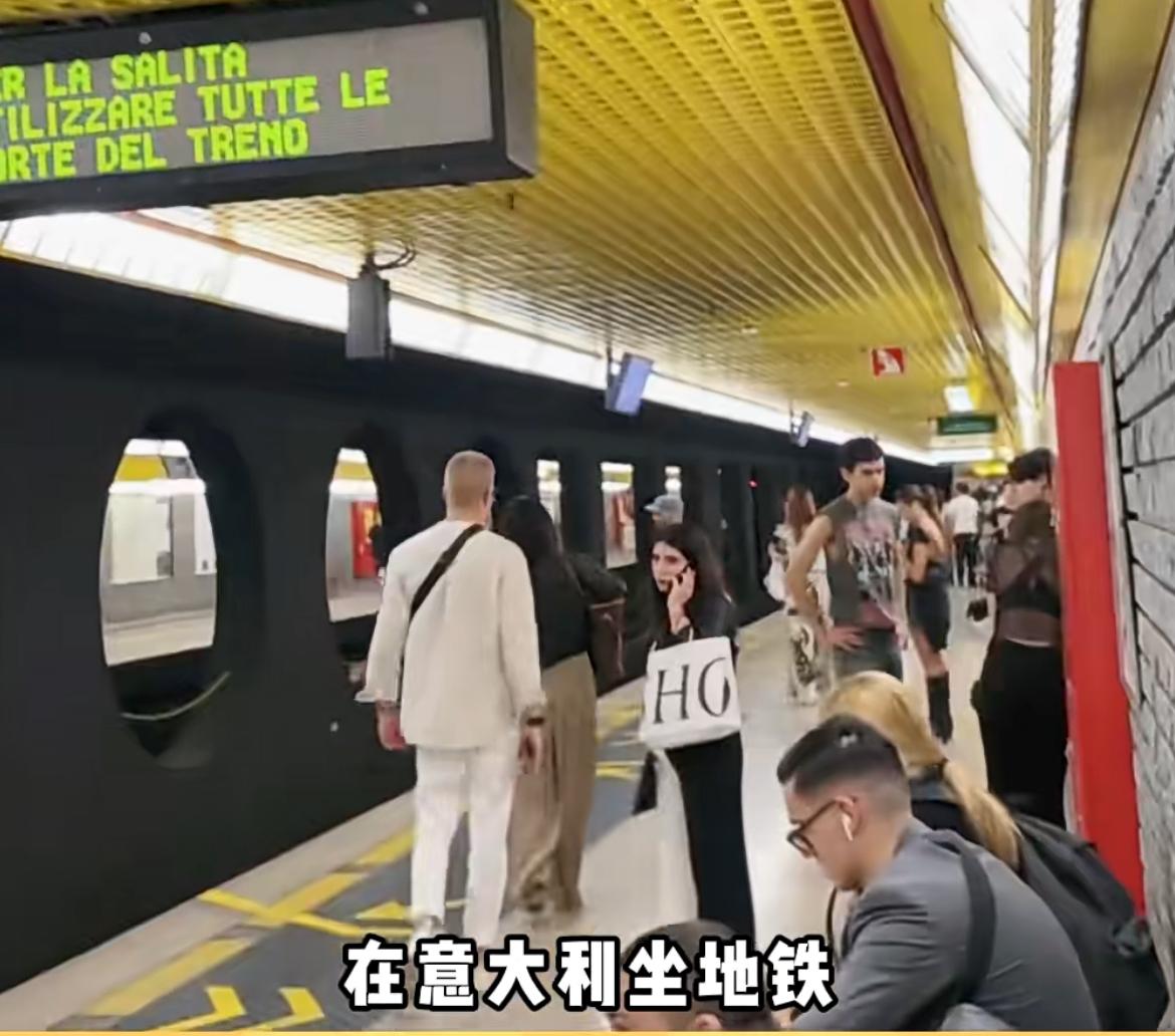 中国留学生在意大利坐地铁掏耳机的时候，不小心掏到了隔壁老太太的包里面，吓得他立马
