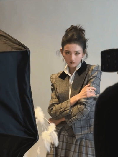 宋祖儿黑色羽毛今天是优雅大小姐，温柔又高级宋祖儿优雅小鹅