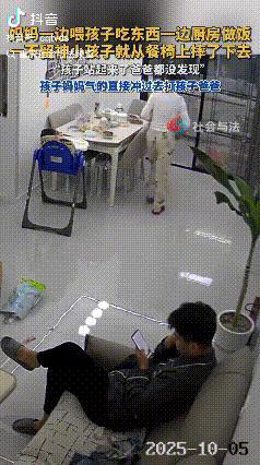 打的一点也不冤！山东，孩子妈妈一边给坐在餐椅上的孩子喂饭，一边又要忙着去厨房做饭