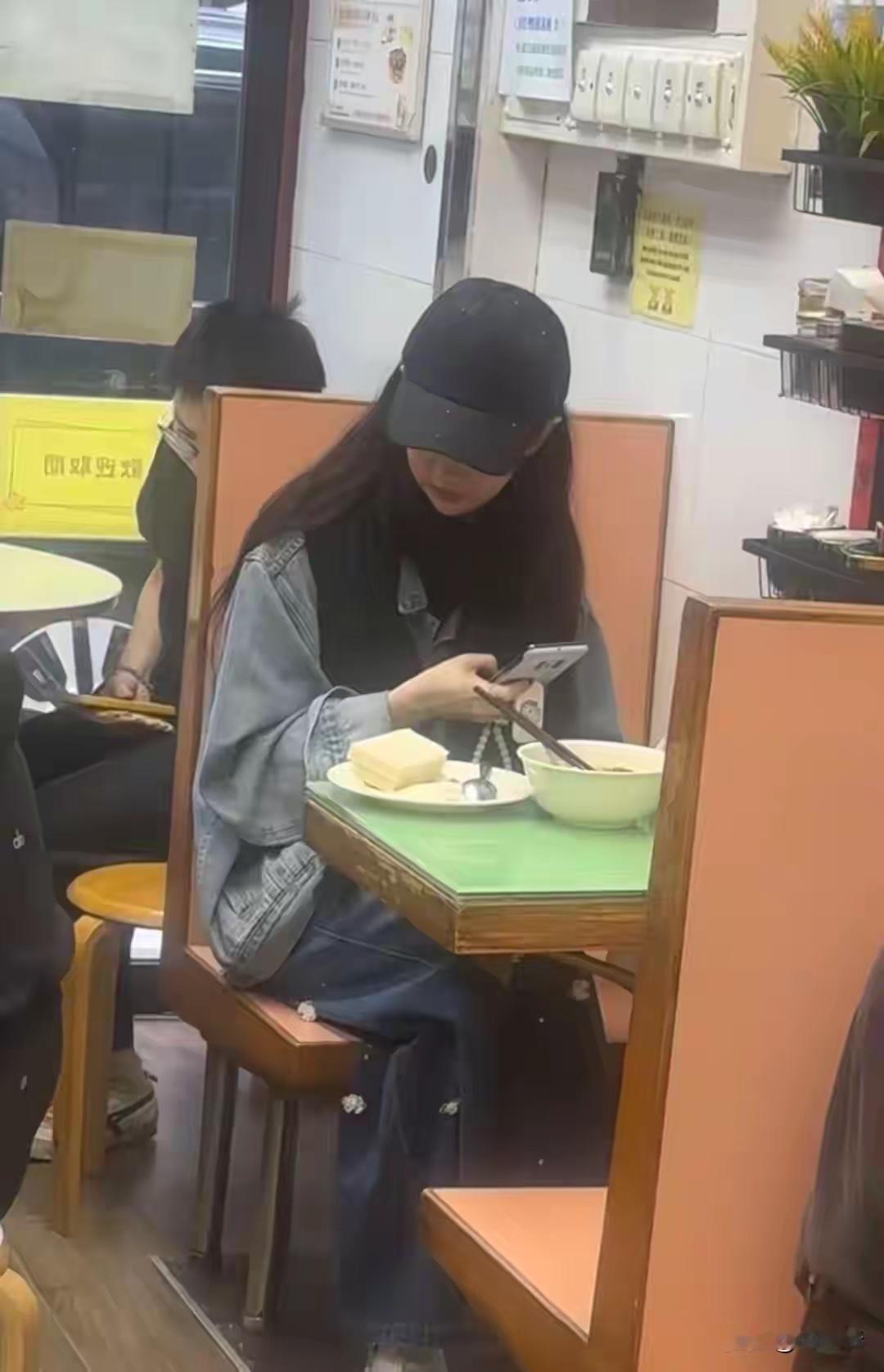 偶遇刘亦菲香港独自吃地摊！跟美食自拍被抓包，一脸尴尬瞪着路人