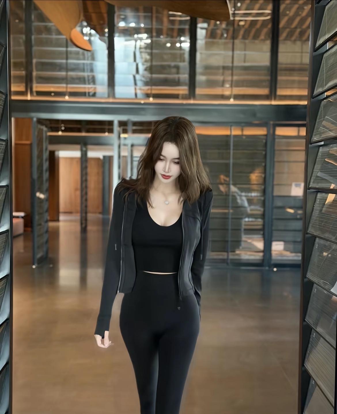 黑衣美女出动，各位小心