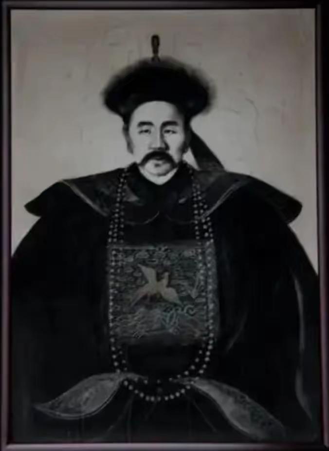 1883年，晚清首富胡雪岩，急发救命电报给福州的左宗棠。可惜，盛宣怀把电报扣了。