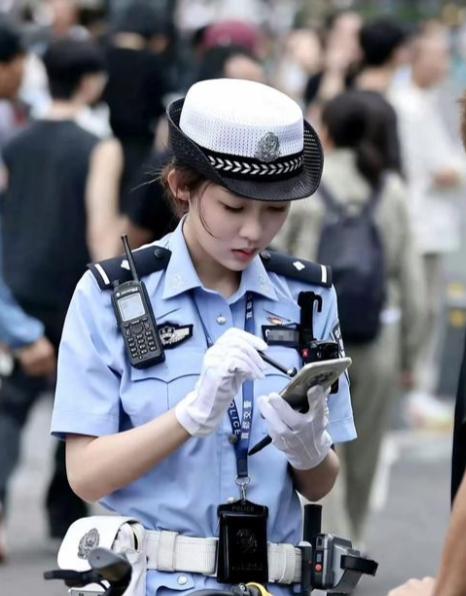 现在警察确实天天连轴转，但静下心一算，真正办治安、刑事案件的占比，反而没想象中那