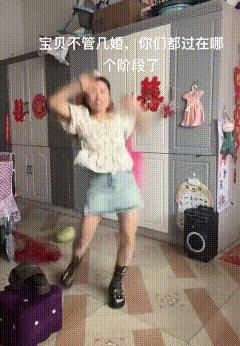 山东菏泽，女网红把汽车停在机动车道，被交警贴单，女网红上前理论要求交警撤单，被拒