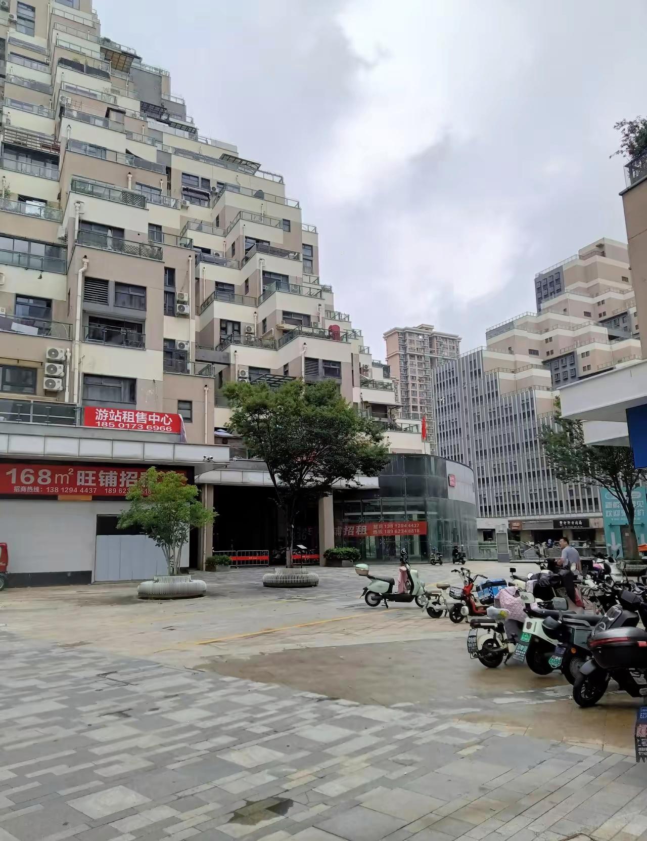一位原同事他老婆死了，现在他一个人过，为了换个环境，他把在徐汇区的住房卖了460