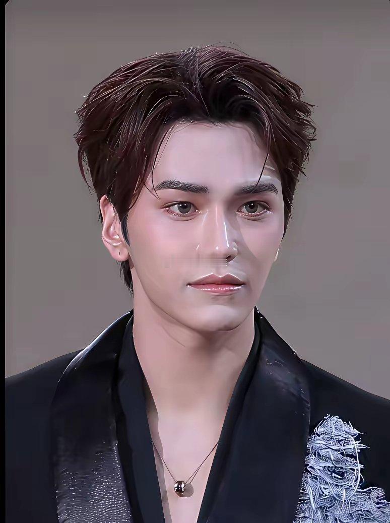 妆浓到失真，乍一看还以为是机器人​​​
