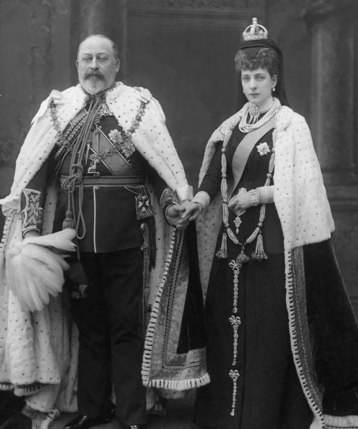 英国王室这对夫妻也挺有意思，爱德华七世那风流韵事真是数不清…情妇换得比换季衣服