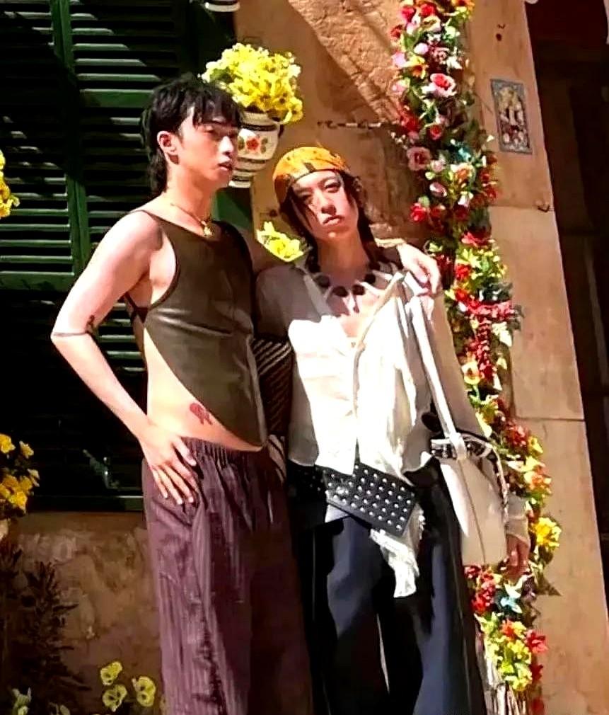 伊能静儿子恩利，真是把穿衣自由玩明白了！最近在西班牙小镇，他一身露背装配长裤