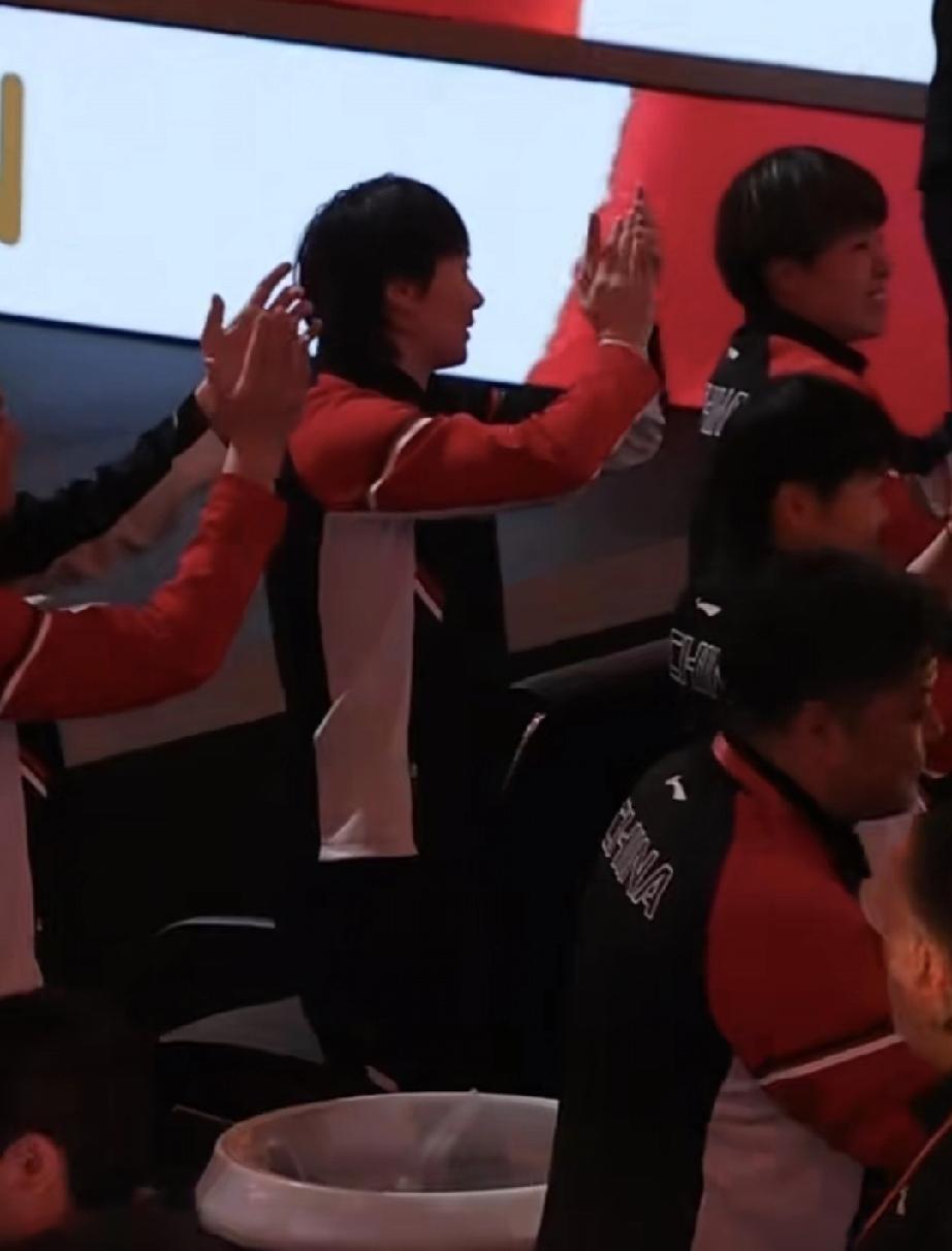 混团中国队拿下冠军，王励勤亲切握手鼓励王曼昱！成都混合团体世界杯决赛中国队8-