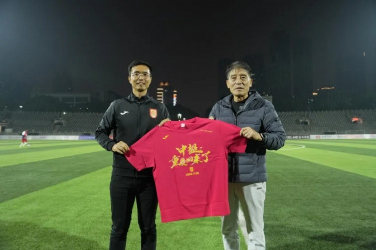 重庆足球精神代代相传, 重庆铜梁龙向李章洙赠送冲超纪念球衣