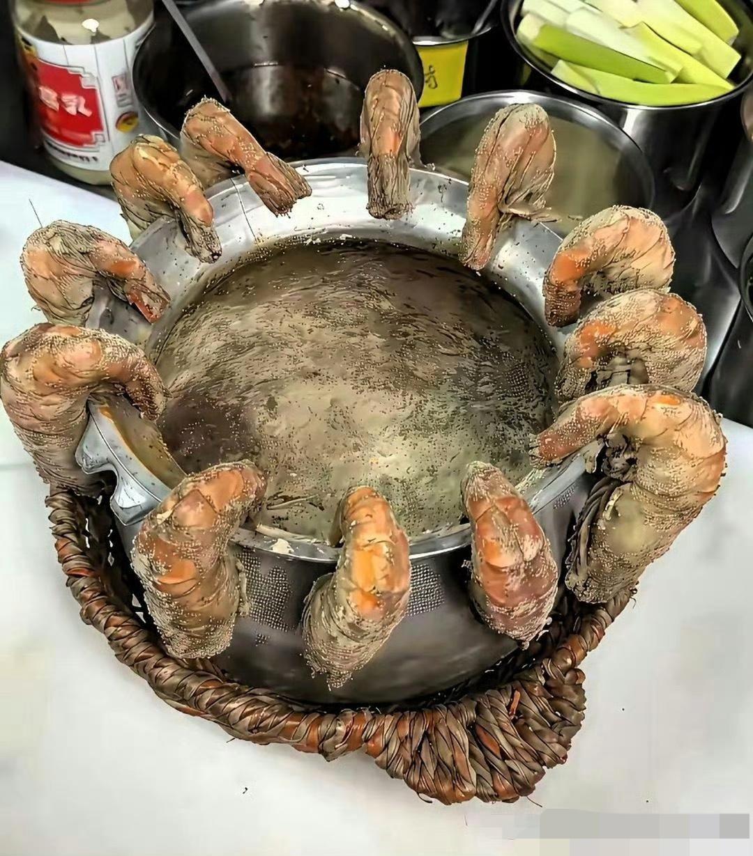 这虾是刚刚出土吗，这是泥还是发霉了呀，还能吃吗
