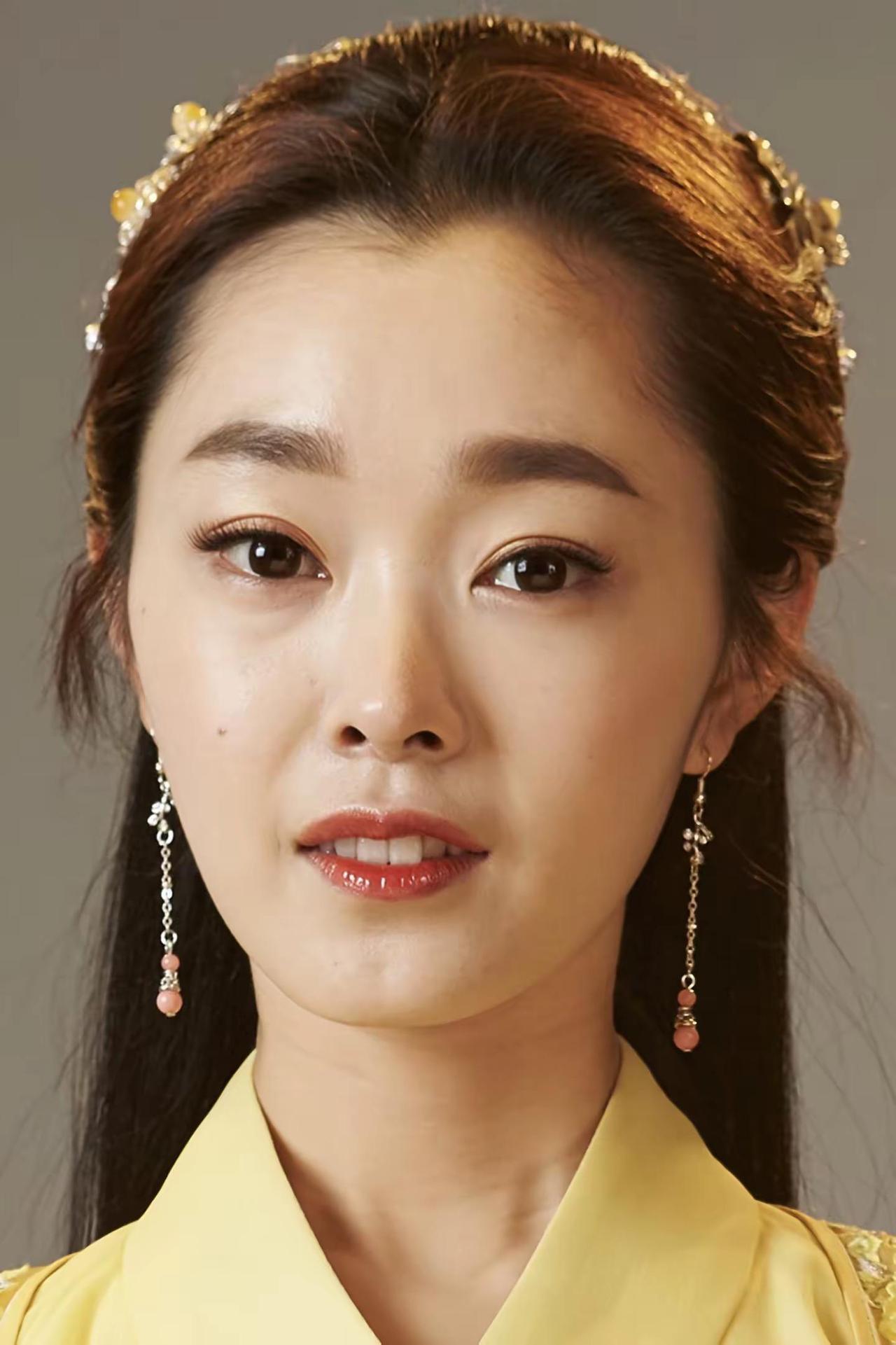 她在娱乐圈里算颜值一般的女孩，根本排不上美女的行列，但她皮肤白，气质佳，放普通人