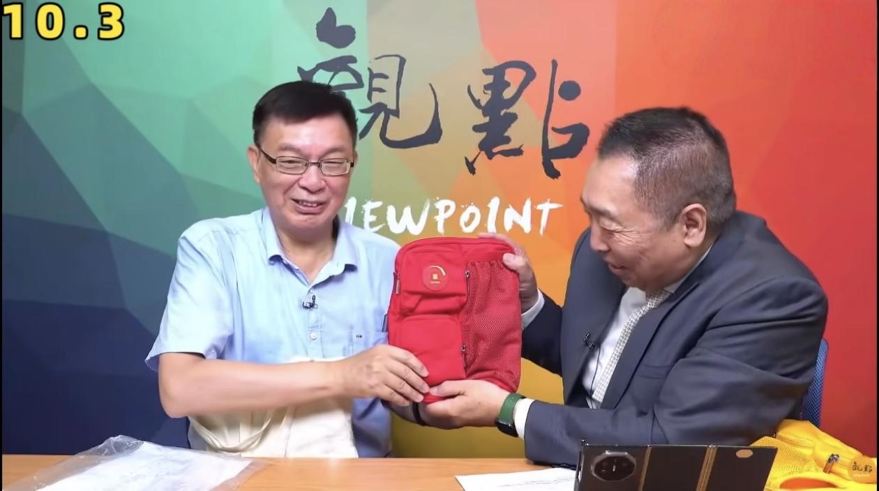 太搞笑了，苑举正又拿华为三折机来向唐湘龙炫耀了。因为上次参加九三阅兵，苑举正