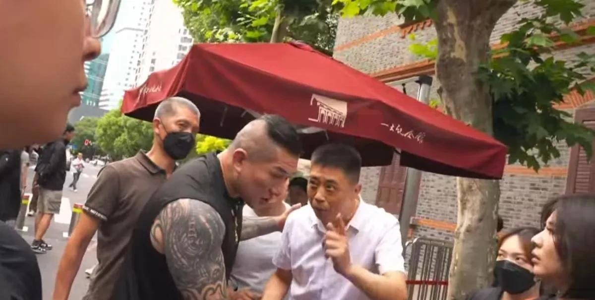 台网红“馆长”也认怂没想到外表看似硬汉的网红“馆长”也有怂的时候，“馆长”在上