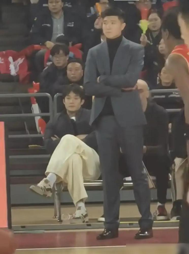 NBL开锣，贵州猛龙第一次亮相。老板丁彦雨航，32岁，球员刚退役就掏钱当老板；主