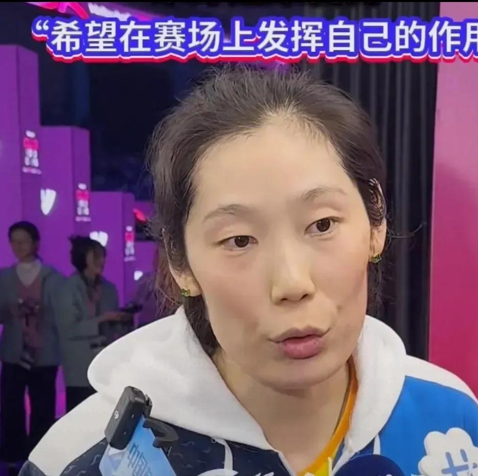 现在的朱婷，陷入一个“两难境地”！你说不回女排吧，现在据悉有人已经在联系，甚