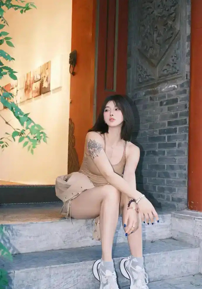 吴艳妮在社交平台上晒出一组吊带自拍，瞬间吸引了不少目光。照片中的她状态轻松自信，肩颈线条流畅，整体身