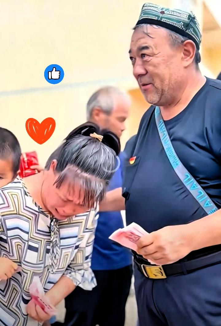 14亿人里，就他还在亲手发钱。刚去查了一下。这不查不知道。原来这个从新