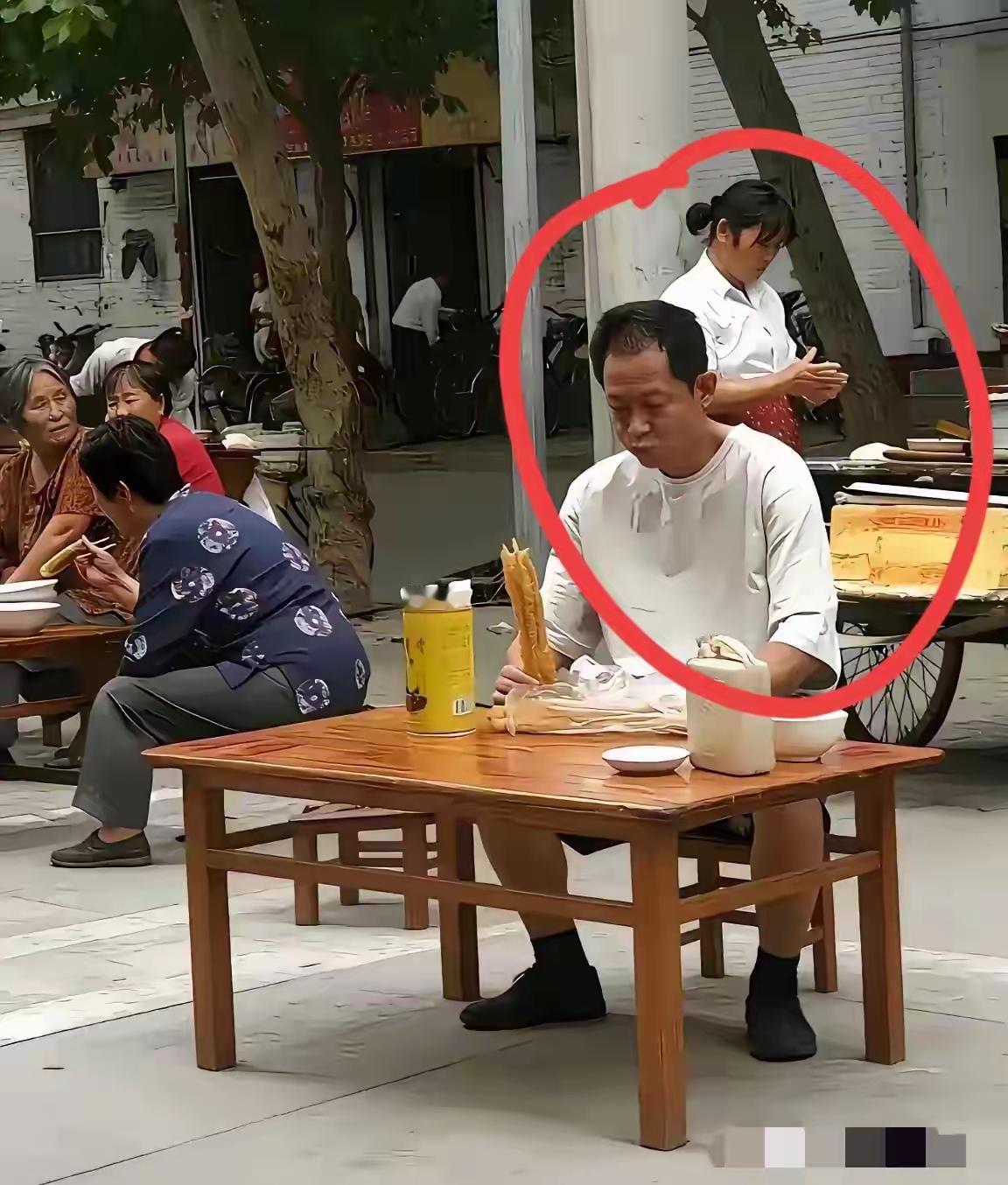 这绝对是我见过最低调的男明星，太帅气了吧！
