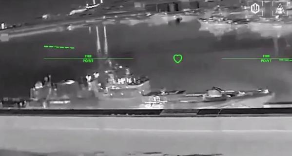 图文：乌军无人机击中俄新罗西斯克港的格里戈罗维奇海军上将号护卫舰4月6日晚，