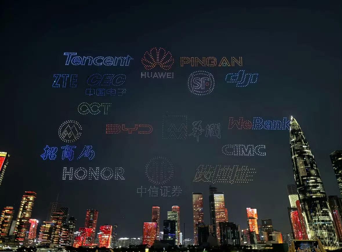 比亚迪终于和华为、大疆、腾讯、华润等企业在深圳40周年灯光秀中一起出现了，它已经