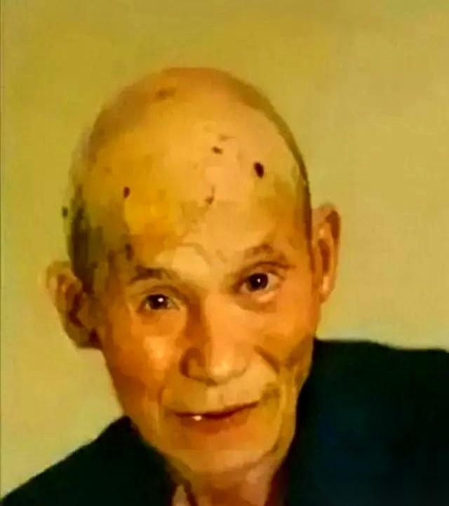 57年的牢。77岁出狱那天，这老头死死拽着狱警的裤腿哭喊：“求求你们，把我带回