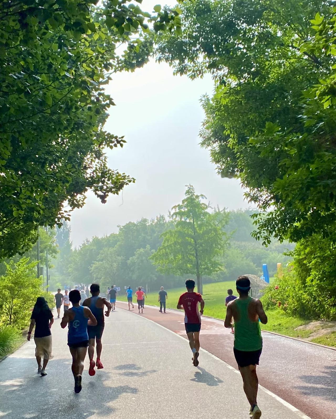 现在才知道，真有人能把减肥坚持到骨子里！前几天散步碰到以前同事，人家生二宝后14