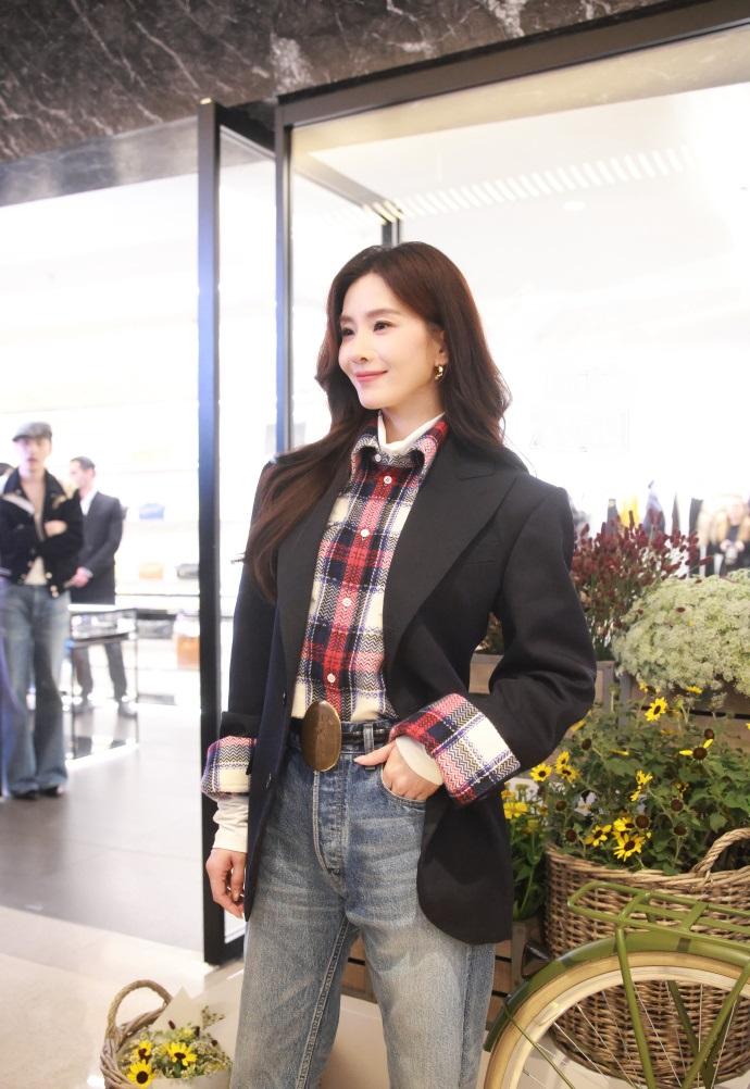今天刘诗诗在出席时尚活动的时候搭配的好显年轻，看上去也极为靓丽，真的是太美了。