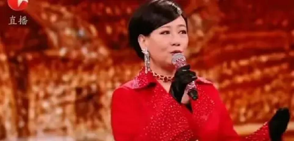 57岁万绮雯每天500绳，62岁邓萃雯大口吃饭，谁更幸福？镜头扫过，万绮雯