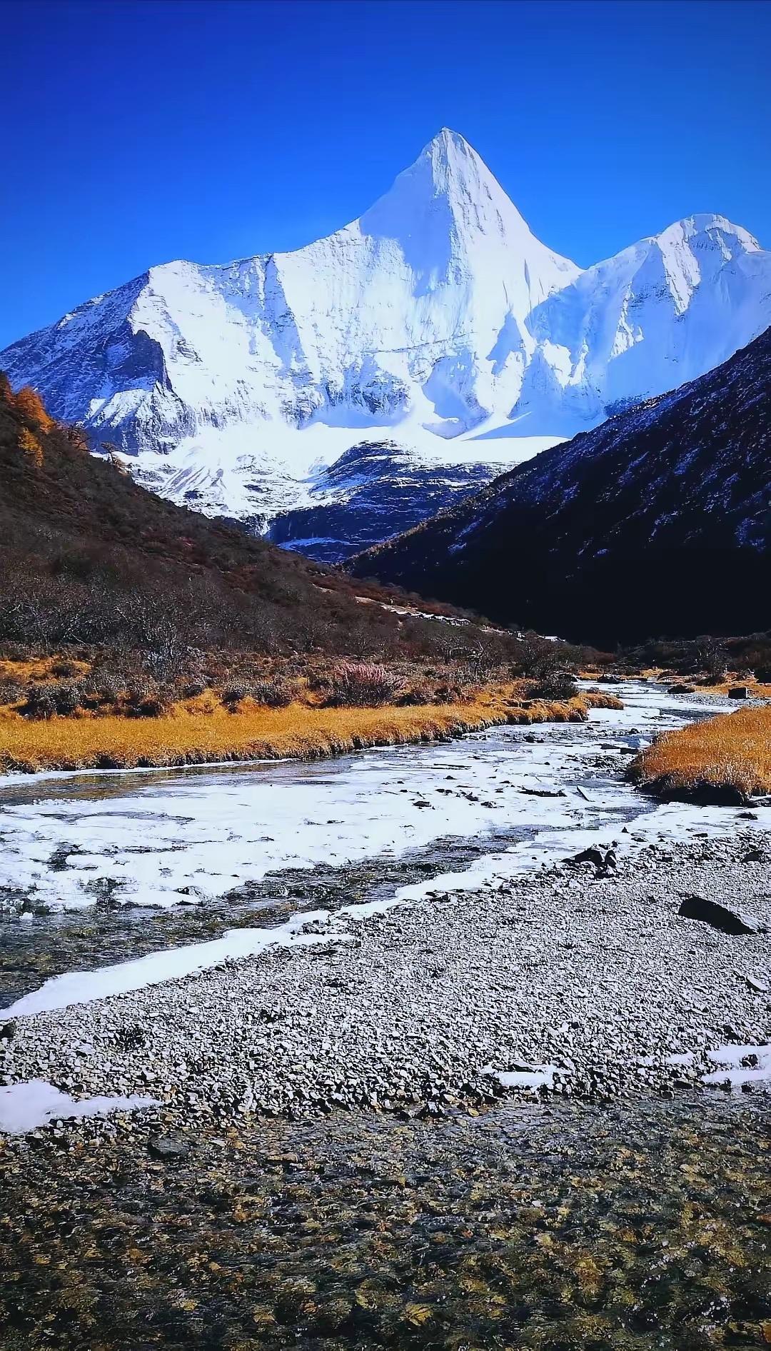 一位干了15年的汽修店经理，私下跟我说了个大实话：“20万以下的车，闭着眼划掉车
