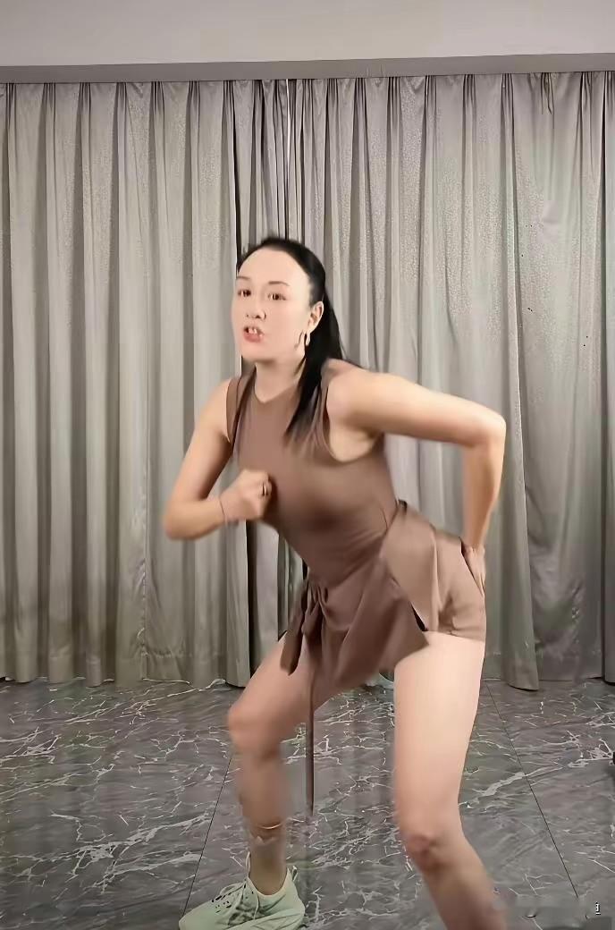 56岁钟丽缇直播跳操状态惊艳众人！一身着咖色无袖运动套装，全程带着粉丝跳减脂